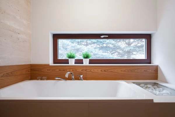 Grote vierkante badkuip — Stockfoto
