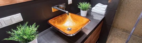 Modisches goldenes Waschbecken — Stockfoto