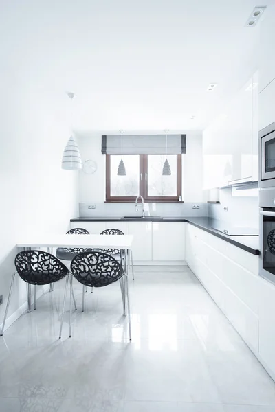 Bílou kuchyň v luxusním bytě — Stock fotografie