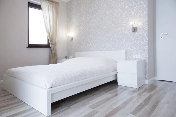 Witte bed in heldere slaapkamer — Stockfoto