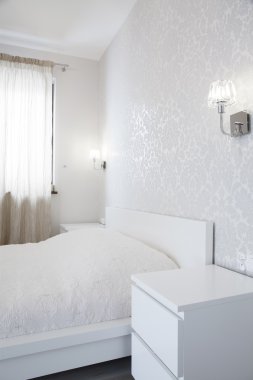 Parlak yatak odasında duvar kağıdı