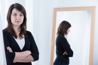 çapraz kolları ile duran kadın