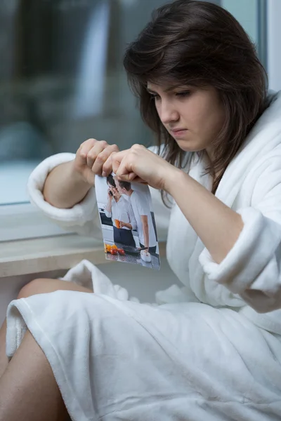 Menina irritada rasgando imagem — Fotografia de Stock