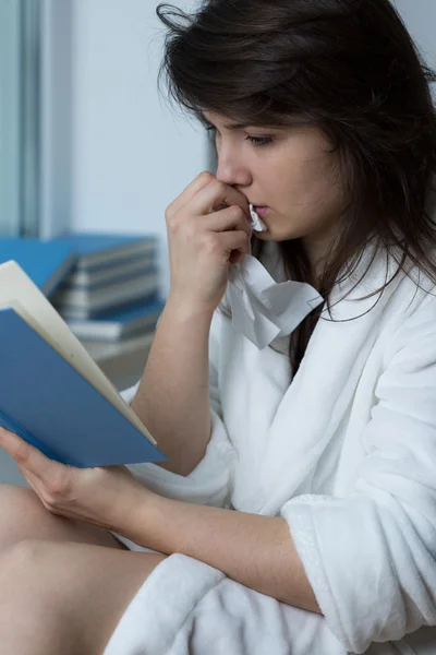 젊은 여성이 읽기 로맨스 — 스톡 사진