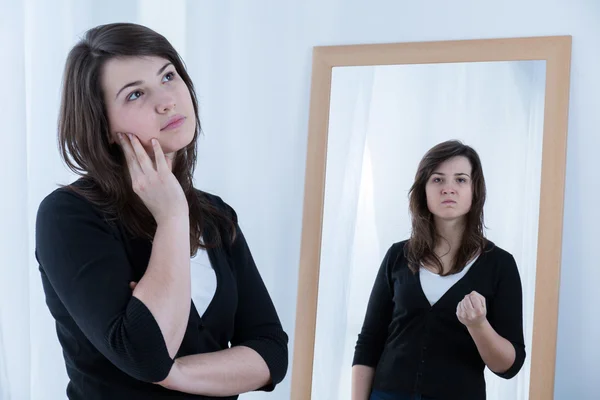 Giovane donna mascherare le sue emozioni — Foto Stock