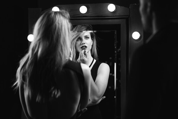 Эротическая женщина нанесла помаду
