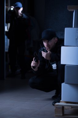 Eylem sırasında iki polis memuru