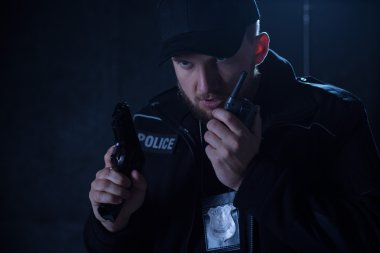 Polis holding radyo ve silah