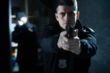 Polis bir tabanca tutan