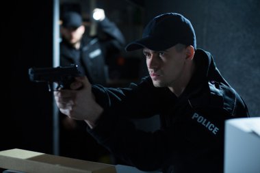 Eylem sırasında polis hedefleyen silah