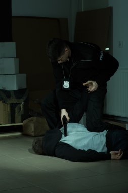 Polis bir tecavüzcü baskın