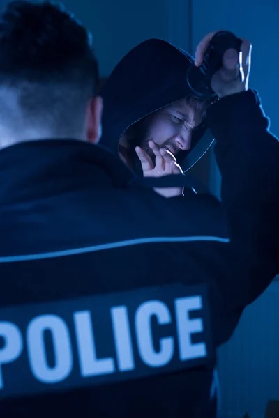 Offizier kämpft mit einem Kriminellen — Stockfoto