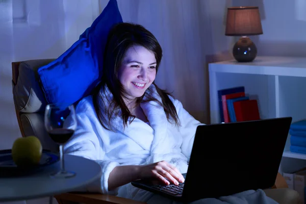 Kobieta w pobliżu laptopa w samotny wieczór — Zdjęcie stockowe