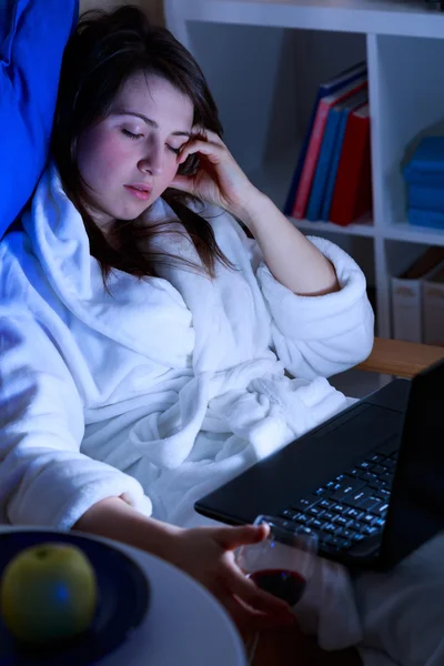 Vrouw slapen met laptop — Stockfoto