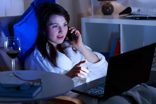 Conversaciones nocturnas por teléfono —  Fotos de Stock