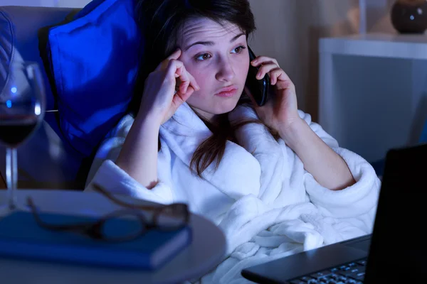 Menina falando no telefone — Fotografia de Stock