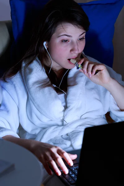 Ragazza guardando film e mangiare snack — Foto Stock