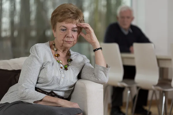 Förbittrade äldre kvinna efter gräl — Stockfoto