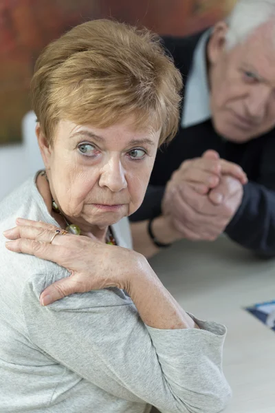 Maken van een beslissing tot echtscheiding — Stockfoto