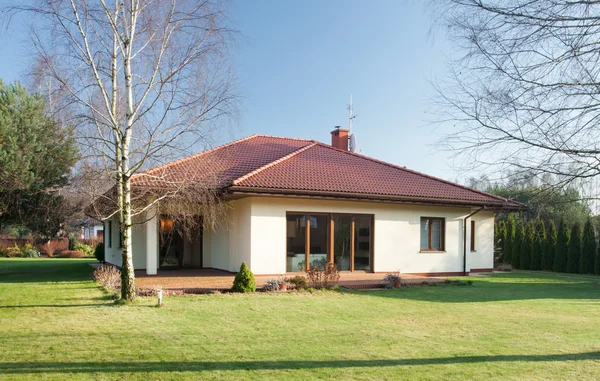 Vrijstaand huis op zonnige dag — Stockfoto