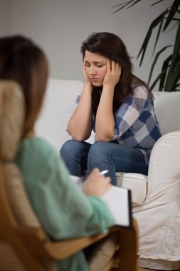Psikolog'ın ofisinde depresif kız