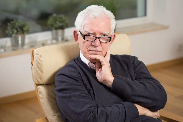 Homme à la retraite assis sur la chaise — Photo