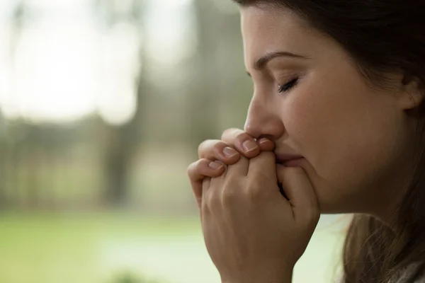 Deprimida jovem mulher chorando — Fotografia de Stock