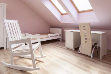 Beyaz sallanan sandalye