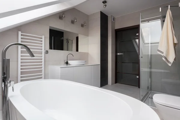 Interior kamar mandi krem yang elegan — Stok Foto