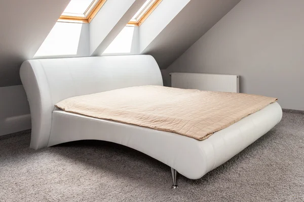 Zaprojektowane nowoczesne łóżko — Zdjęcie stockowe