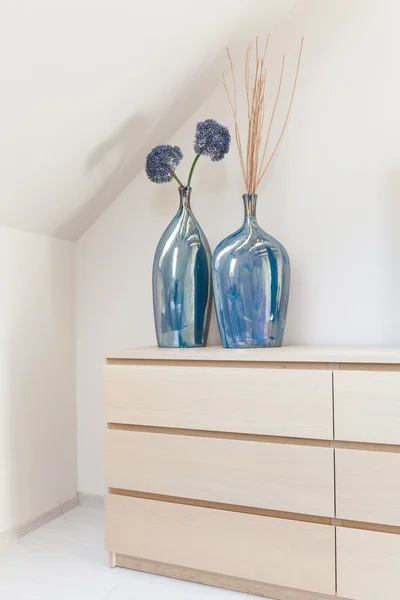 Дві декоративні блакитні вази — стокове фото