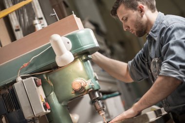 Testere makinesi kullanarak marangoz