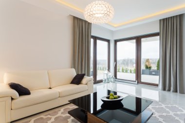 Parlak iç krem kanepe