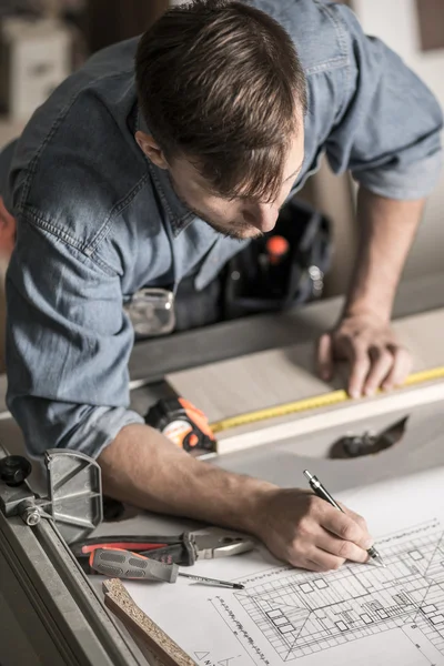 Carpenter making furniture — Stock Photo, Image