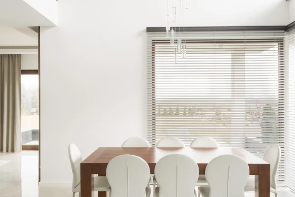 木製のテーブルと白い椅子 — ストック写真