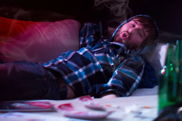 Sarhoş adam kanepede yatan — Stok fotoğraf