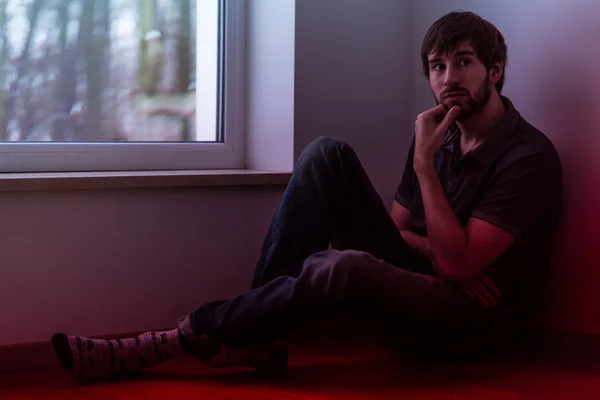 Homem triste sentado à janela — Fotografia de Stock