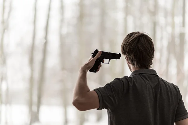 Человек, пытающийся застрелиться — стоковое фото