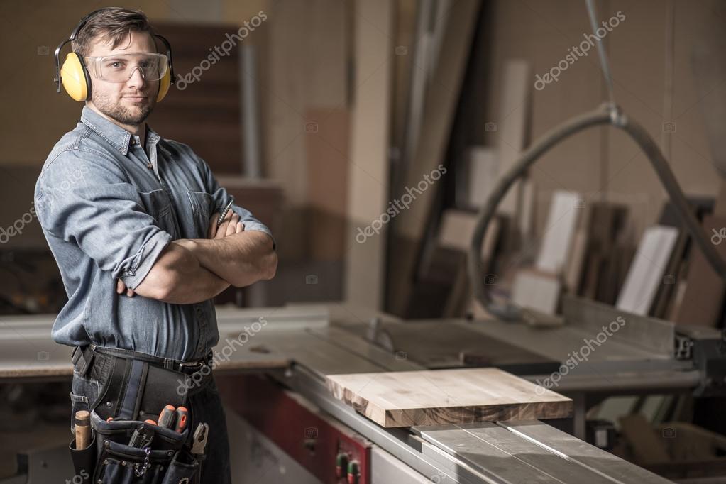 Изображение зрелого плотника в мастерской