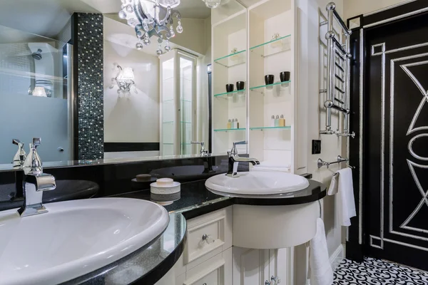Luxury bathroom in baroque style — Stock Photo, Image