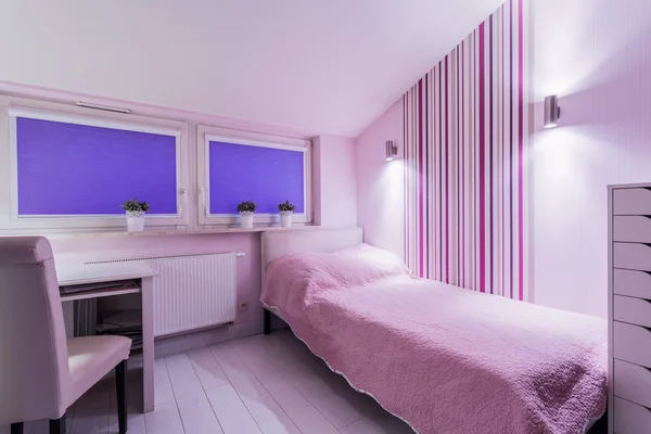 Chambre simple rose dans l'appartement — Photo