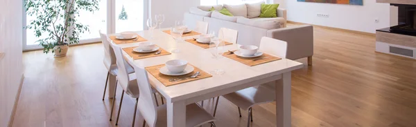 Белая посуда на столе — стоковое фото
