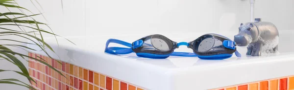 Plavecké brýle na lázni — Stock fotografie