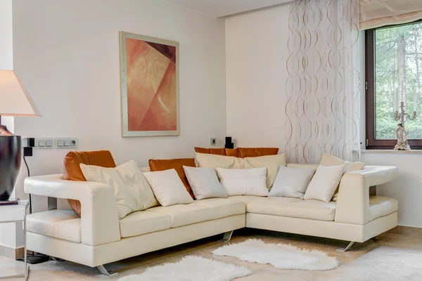 Krem narożnik sofa — Zdjęcie stockowe