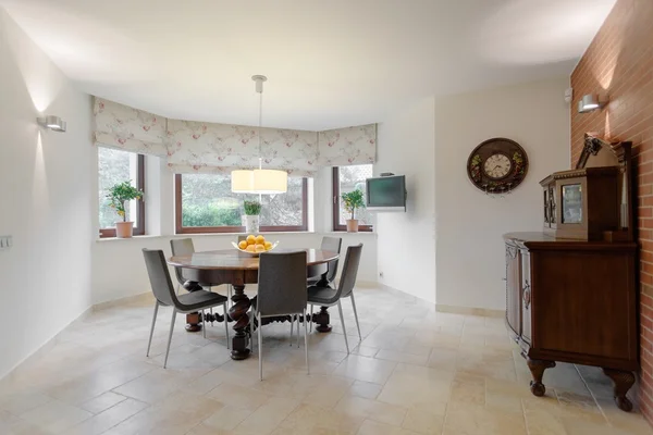 Ronde tafel in de eetkamer — Stockfoto