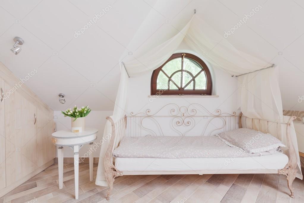 Snygg säng i romantiskt sovrum — stockfotografi © photographee.eu ...