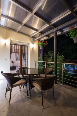 Balkonda yuvarlak masa