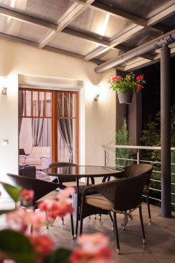 Yuvarlak masa üstünde romantik balkon