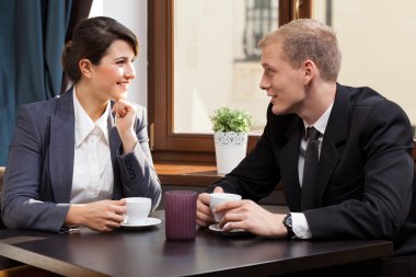 Kahve molası sırasında iş ortakları