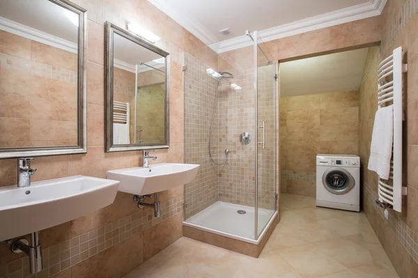Tvättmaskin i beige badrum — Stockfoto